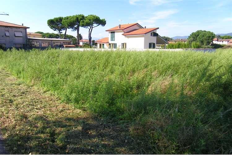 Terreno edificabile in  Vendita  a Capannori    150 mq  foto 2